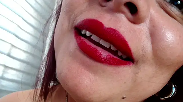 Snapshot of VIOLETTA-HOT chatting on 01/22/25, 04:44 VIOLETTA-HOT online show from 01/22/25, 04:44