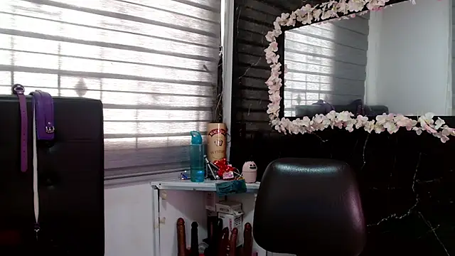 Snapshot of VIOLETTA-HOT chatting on 03/18/25, 04:59 VIOLETTA-HOT online show from 03/18/25, 04:59