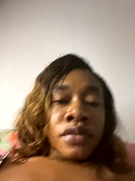 Snapshot of _yisela_ chatting on 10/22/25, 01:06 yisela online show from 10/22/25, 01:06