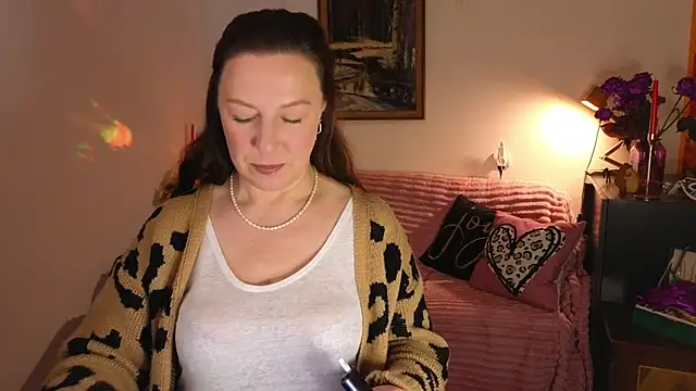 vanessawis  online show from 04/18/26, 12:25