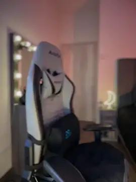 Snapshot of JanyLunaa chatting on 11/19/25, 11:05 JanyLunaa online show from 11/19/25, 11:05