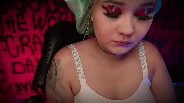 Laura takint online show from 02/14/25, 04:09