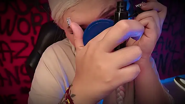 Laura takint online show from 02/15/25, 04:01