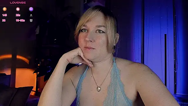 Snapshot of 5_in_one chatting on 10/24/25, 04:20 5 in one online show from 10/24/25, 04:20