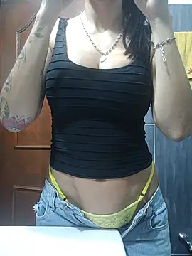 Snapshot of LunaZambrano chatting on 07/02/26, 03:23 LunaZambrano online show from 07/02/26, 03:23