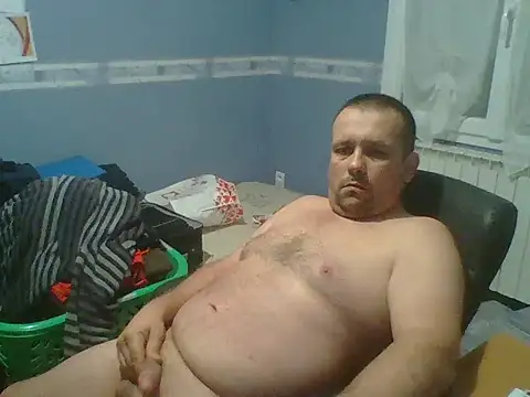 Snapshot of manubm03 chatting on 12/17/25, 02:12 manubm03 online show from 12/17/25, 02:12