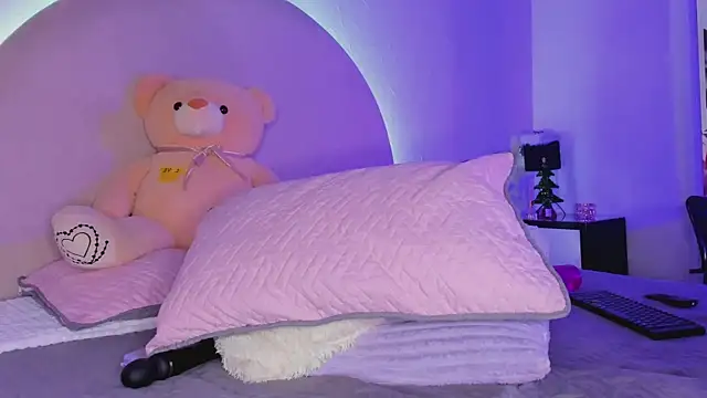 Snapshot of elsalondon chatting on 12/29/24, 08:00 elsalondon online show from 12/29/24, 08:00