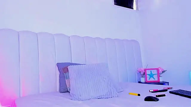 Snapshot of elsalondon chatting on 12/21/25, 09:55 elsalondon online show from 12/21/25, 09:55