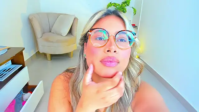 Snapshot of Carlota_peach chatting on 01/22/25, 05:59 Carlota peach online show from 01/22/25, 05:59