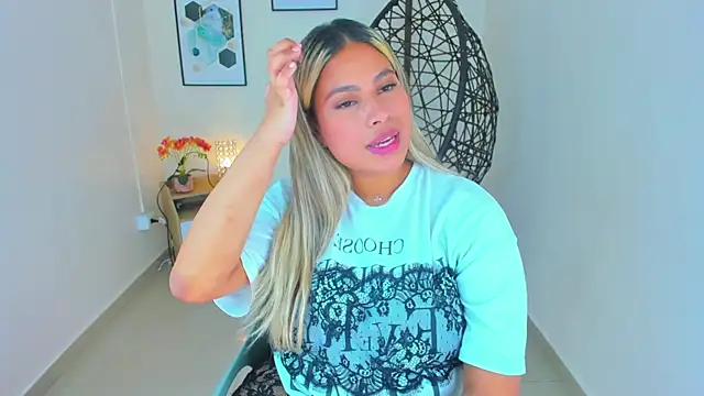 Snapshot of Carlota_peach chatting on 02/17/25, 03:15 Carlota peach online show from 02/17/25, 03:15