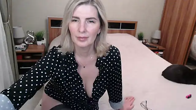 sensualEmilia online show from 11/08/25, 03:01
