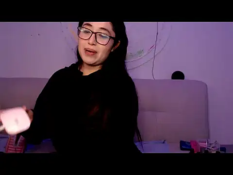 Snapshot of YummymeowW chatting on 01/13/26, 04:01 YummymeowW online show from 01/13/26, 04:01