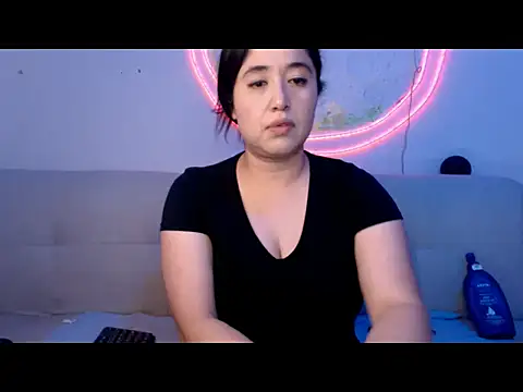 Snapshot of YummymeowW chatting on 01/19/26, 04:33 YummymeowW online show from 01/19/26, 04:33