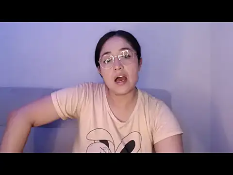 Snapshot of YummymeowW chatting on 05/17/26, 03:37 YummymeowW online show from 05/17/26, 03:37