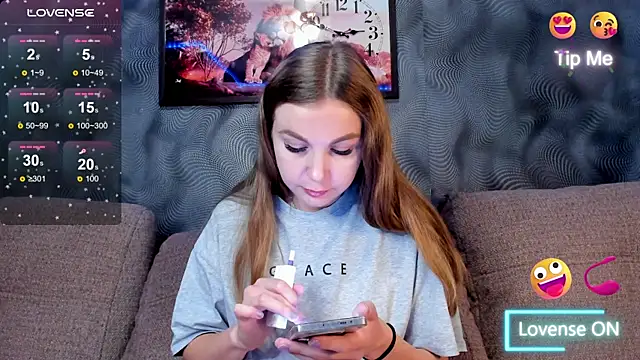 Snapshot of CassieMils chatting on 10/22/25, 06:02 CassieMils online show from 10/22/25, 06:02