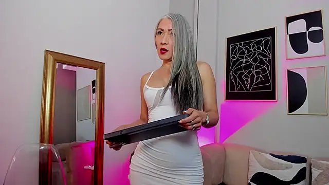  Nicoletteshea  online show from 04/08/26, 08:20