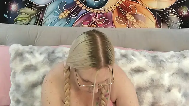 SaraBearXo online show from 11/18/25, 12:42