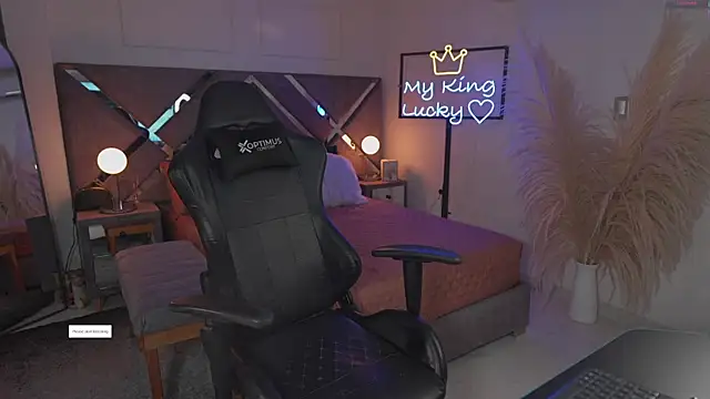 Snapshot of KateOwens chatting on 11/25/25, 11:32 KateOwens online show from 11/25/25, 11:32