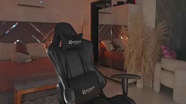 Snapshot of KateOwens chatting on 01/11/26, 11:37 KateOwens online show from 01/11/26, 11:37