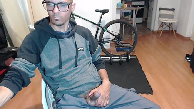 Snapshot of guachin_hunk chatting on 10/19/25, 06:25 guachin hunk online show from 10/19/25, 06:25