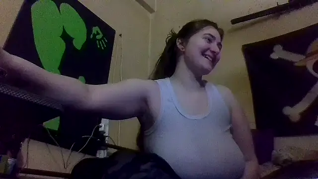 Snapshot of Snowbunnycake_131 chatting on 12/31/24, 03:01 Snowbunnycake 131 online show from 12/31/24, 03:01