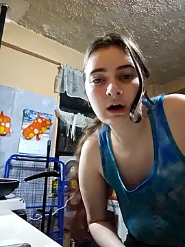 Snapshot of Snowbunnycake_131 chatting on 10/18/25, 06:26 Snowbunnycake 131 online show from 10/18/25, 06:26