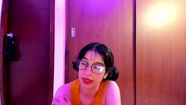 Snapshot of _Lunnaa_ chatting on 12/17/24, 05:51  Lunnaa  online show from 12/17/24, 05:51