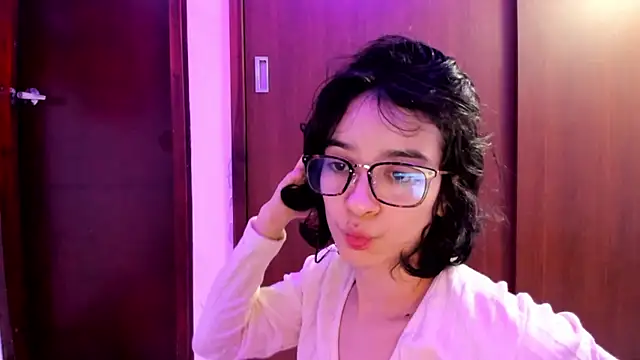 Snapshot of _Lunnaa_ chatting on 01/01/25, 06:05  Lunnaa  online show from 01/01/25, 06:05