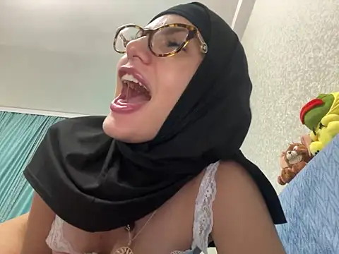 Snapshot of GumusGuray chatting on 12/11/24, 10:03 GumusGuray online show from 12/11/24, 10:03