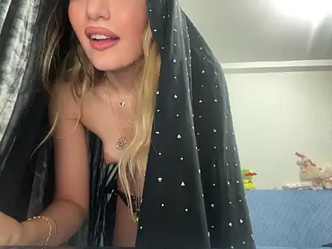 Snapshot of GumusGuray chatting on 12/22/24, 01:45 GumusGuray online show from 12/22/24, 01:45