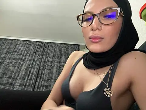 Snapshot of GumusGuray chatting on 03/14/25, 12:54 GumusGuray online show from 03/14/25, 12:54