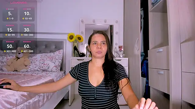 Snapshot of sharonDulce chatting on 12/18/25, 05:02 sharonDulce online show from 12/18/25, 05:02