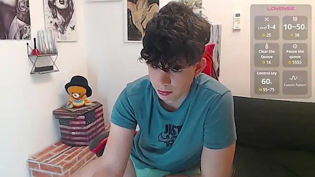 Snapshot of Oliverboy- chatting on 06/15/26, 11:29 Oliverboy- online show from 06/15/26, 11:29