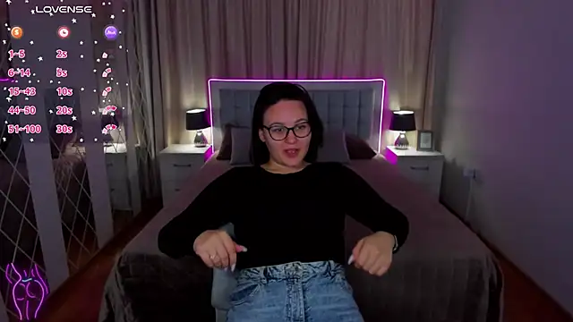 EsterLogan online show from 09/26/25, 10:30