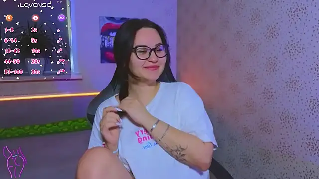 EsterLogan online show from 10/11/25, 06:56