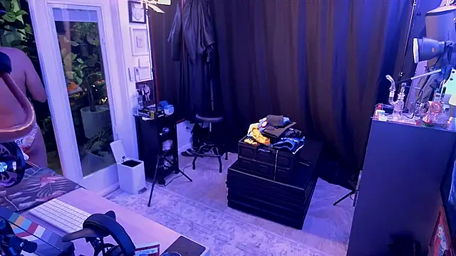 Snapshot of Briefs_bud chatting on 12/18/25, 05:24 Briefs bud online show from 12/18/25, 05:24