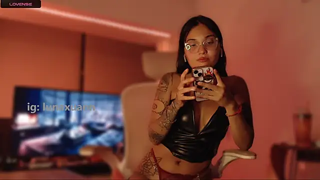 LunaXuan online show from 01/15/25, 05:40