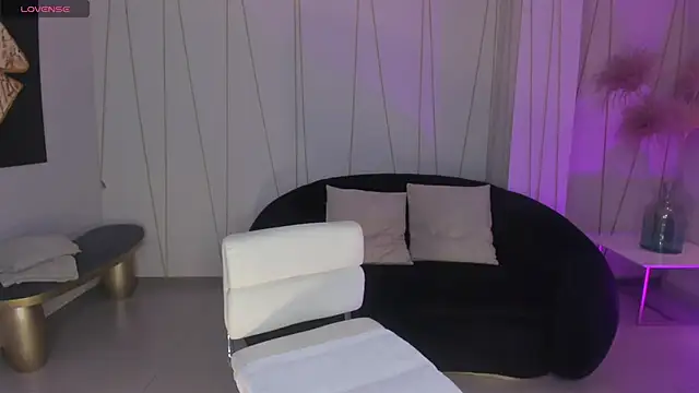 NiaHolland online show from 04/18/26, 04:55