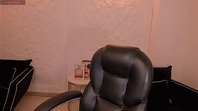 Snapshot of MollyJones_ chatting on 07/05/26, 12:01 MollyJones online show from 07/05/26, 12:01