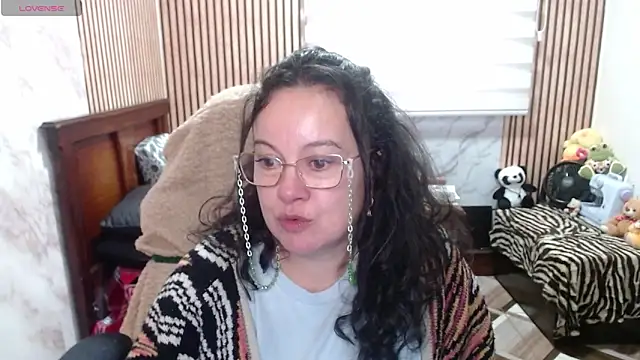 Sonialorens  online show from 04/16/26, 11:07