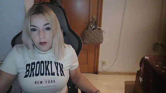 Snapshot of bekka__ chatting on 10/31/25, 08:15 bekka   online show from 10/31/25, 08:15