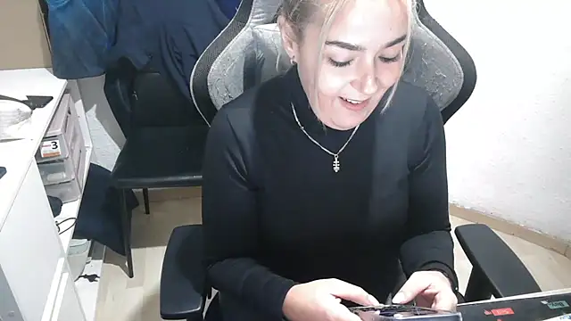 Snapshot of bekka__ chatting on 11/15/25, 09:54 bekka online show from 11/15/25, 09:54