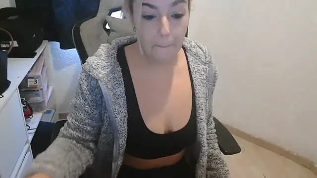 Snapshot of bekka__ chatting on 12/01/25, 10:31 bekka online show from 12/01/25, 10:31