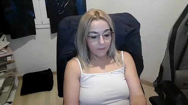 Snapshot of bekka__ chatting on 12/15/25, 05:17 bekka online show from 12/15/25, 05:17