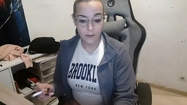 Snapshot of bekka__ chatting on 02/18/26, 08:27 bekka online show from 02/18/26, 08:27