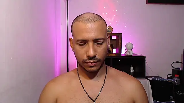 Snapshot of thommerxxx chatting on 06/10/26, 06:18 thommerxxx online show from 06/10/26, 06:18