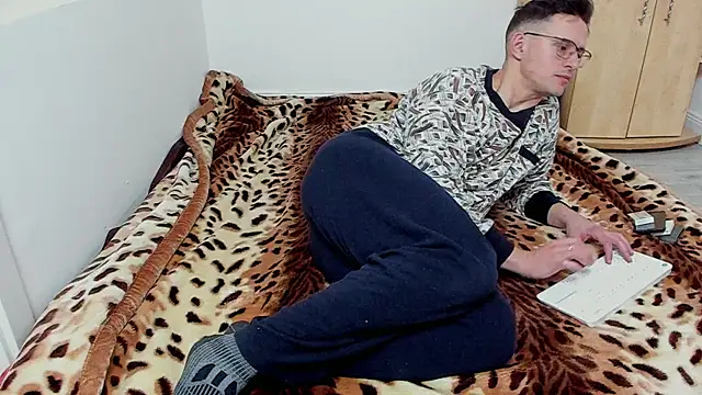 Snapshot of sexxymuscles4u chatting on 12/21/24, 12:49 sexxymuscles4u online show from 12/21/24, 12:49