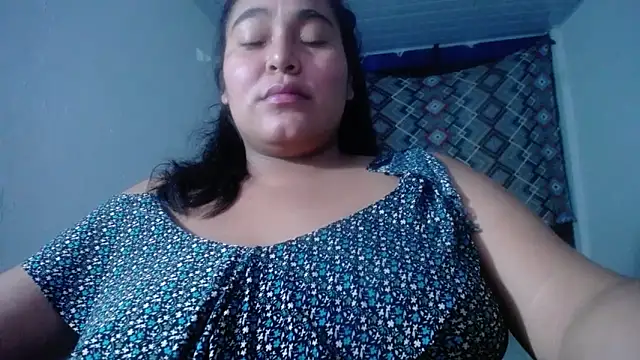 Snapshot of sirena_15 chatting on 04/23/26, 05:30 sirena 15 online show from 04/23/26, 05:30