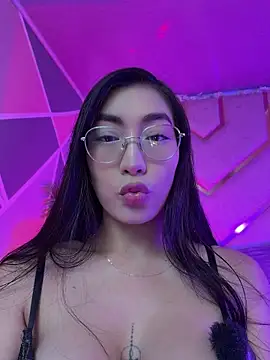 Snapshot of shanon- chatting on 06/13/26, 10:18 shanon- online show from 06/13/26, 10:18
