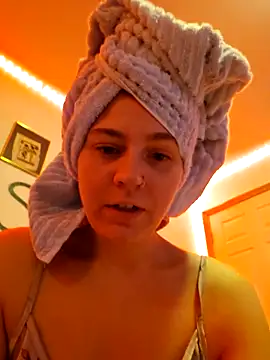 Snapshot of ScarletCallings420 chatting on 11/24/25, 09:25 ScarletCallings420 online show from 11/24/25, 09:25